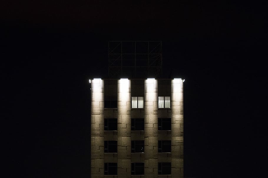 grå, beton, bygning, fire, lys, tomt rum, byggelys, vindue, arkitektur, barcelona, centrum, kolonne, række, gitter, film, vilain, gardin, værelse, gade, ingen mennesker, nat, indendørs, studio skud, belyst, sort baggrund, kopiere plads, bygget struktur, mørk, industri, afspejling, mønster, kontor, dør, teknologi, sort farve, 5K
