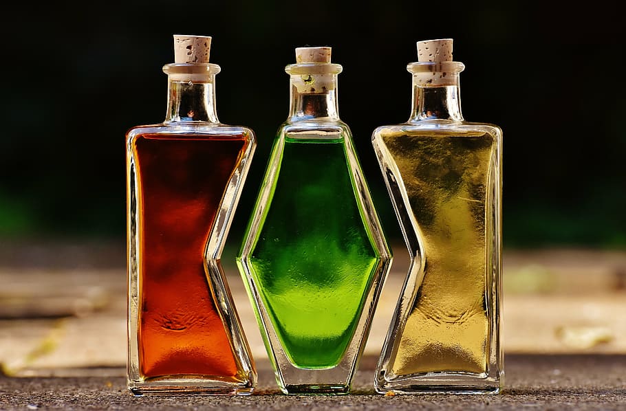 flasker, alkohol, form, tre, matchning, drikkevarer, drikke, flaske, beholder, glas - materiale, ingen mennesker, mad og drikke, studio skud, ølflaske, forfriskning, stilleben, Brun, tæt på, indendørs, grøn farve, øl - alkohol, variation, valg, friskhed, fokus på forgrunden, sort baggrund, glas, 5K
