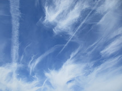 forår, skyer, cirrus, foråret skyer, cirrus skyer, himmel, blå, klar, solrig, blå himmel, smuk, Himmelblå, fredfyldte, fine iskrystaller, hvid, lyse, dag, sky - himmel, natur, baggrunde, kun himmel, skønhed i naturen, miljø, scenics - natur, ro, hvid farve, lav vinkel visning, ingen mennesker, cloudscape, rolig scene, meteorologi, vind, dampspor, udendørs, tjavsede, klima, 5K, CC0, offentligt domæne, royaltyfrie