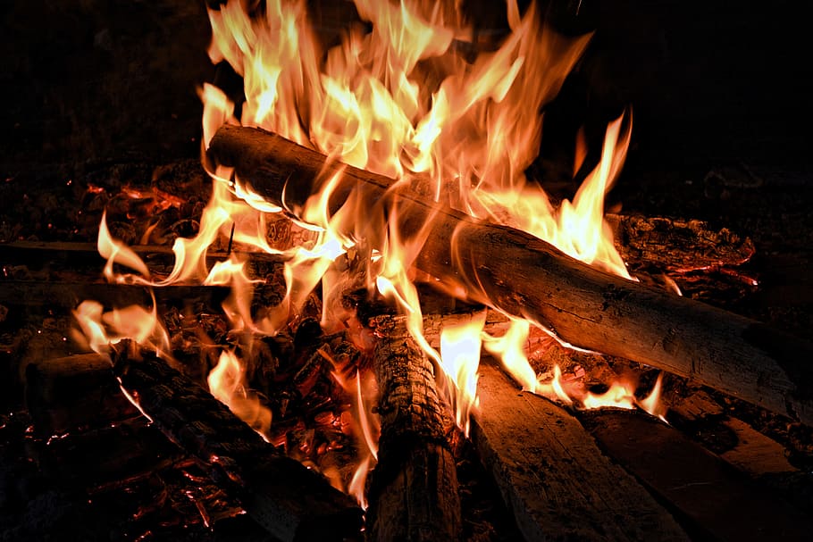 bål om natten, bål, brænding, lejrbål, tæt på, farver, fare, mørk, ild, Brænde, flamme, varme, hed, nat, udendørs, fotografering, varmt, træ, træ brand, brand - naturligt fænomen, varme - temperatur, træ - materiale, log, natur, glødende, ingen mennesker, orange farve, høj vinkel visning, bevægelse, 5K