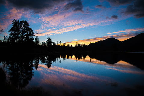 silhuet, træer, bjerge, gylden, time, solnedgang, sø, afspejling, glasagtig, spejl, overflade, glat, berolige, rolig, silhuetter, vand, himmel, natur, landskab, sol, sommer, aften, farverig, naturskøn, skumring, udendørs, tusmørke, fredelig, idyllisk, sky - himmel, scenics, rolig scene, træ, skønhed i naturen, ro, scenics - natur, plante, ingen mennesker, dramatisk himmel, refleksions søen, rejsemål, 5K, CC0, offentligt domæne, royaltyfrie