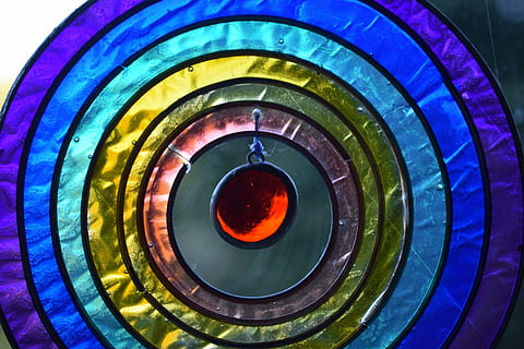 jendela, pelangi, lingkaran, Pelangi, lingkaran, multi-warna, abstrak, merapatkan, api, tidak ada orang, bentuk geometris, bentuk, pola, dalam ruangan, merah, tepat di atas, bingkai penuh, latar belakang, masih hidup, Desain, suhu panas, konsentris, warna cerah, pembakaran, 5K, CC0, domain publik, bebas royalti