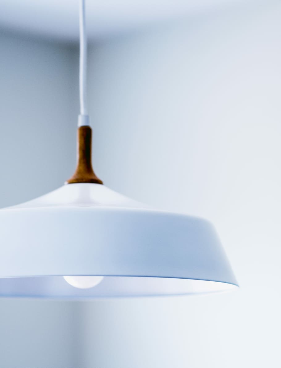 blanc, làmpada penjant de vidre, poc profund, focalitzar la fotografia, làmpada penjant, llum, ombra, sostre, decoració, mobiliari, bombeta, mínim, penjant, modern, disseny d'interiors, llum penjant, llum de taula, menjador, ikea, accent de fusta, fusta, il·luminació, arquitectura, disseny, tir de l'estudi, a l'interior, primer pla, cap gent, sol objecte, fons de colors, fons blanc, Color blanc, menjar i beguda, netejar, còpia espai, equipament per a la llar, senzillesa, puresa, blau, moviment, temperatura de fred, estri de cuina, fons blau, configuració, vaixella, 5K