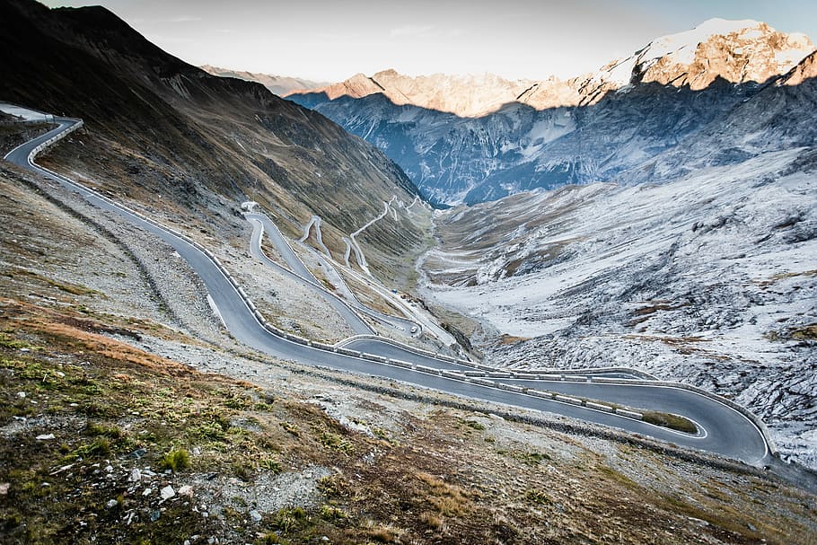 grau, Asphaltstraße, Berg, Landschaftsfoto, Berge, Gebirge, Straße, Tal, Serpentin, Schnee, Asphalt, Rau, Reise, Gipfel, steigen, Natur, Landschaft, Autobahn, Szenen - Natur, Umgebung, Schönheit in der Natur, Transport, keine Leute, Nicht-städtische Szene, Serpentine, Land, Rock, Ruhe, Rock - Objekt, Bergstraße, draußen, schneebedeckter Berg, 5K