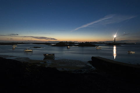 faro, mar, Oceano, lado, Francia, atlántico, paisaje, noche, marítimo, ligero, agua, marin, barcos, enviar, rock, navegación, Puerto, marina, Bretaña, lados, finisterre, cielo, paisajes - naturaleza, tranquilidad, barco náutico, reflexión, naturaleza, nube - cielo, nadie, transporte, escena tranquila, belleza en la naturaleza, playa, oscuridad, modo de transporte, al aire libre, luz de la luna, bahía, 5K, CC0, dominio público, libre de derechos