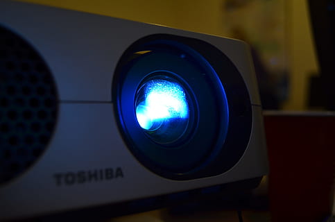 grauer toshiba projektor, Beamer, Präsentation, Licht, Ausbildung, Vorlesung, Technologie, Kamera - Fotoausrüstung, Ausrüstung, einzelnes Objekt, schwarze Farbe, Nahansicht, Blau, keine Leute, beleuchtet, drinnen, Geometrische Figur, Objektiv - optisches Instrument, Fotografie-Themen, Kreis, Kunst, Kultur und Unterhaltung, Kommunikation, Fokus auf den Vordergrund, gestalten, Lichtanlage, Studio, Elektronik-Industrie, modern, Musik-, elektrische Ausrüstung, Digitalkamera, 4K, CC0, gemeinfrei, lizenzfrei
