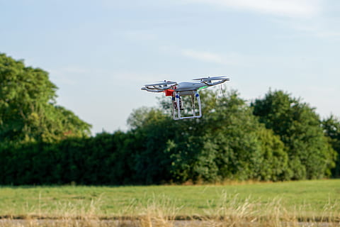 Drohne, dji, Phantom, Quadcopter, Hubschrauber, Feld, Landwirtschaft, Kitz, Suche, fliegen, dom, Spielzeuge, Spaß, Höhe, Flug, Luft, in dem, Mais, Weizen, Wolken, Dämmerung, Actioncam, Action-Kamera, Foto, Fotografie, Video, Propeller, Drohnen, basteln, Bastler, Freizeit, Hobby, Modell-, Modellflugzeug, Modell Spielzeug, Innovation, Trend, fliegend, Pflanze, Transportmittel, in der Luft, Transport, Natur, Technologie, Luftfahrzeug, Bewegung, Baum, keine Leute, Himmel, Flugzeug, Land, Medienausstattung, Tag, Überwachung, unterwegs, draußen, Luft-und Raumfahrtindustrie, 5K, CC0, gemeinfrei, lizenzfrei