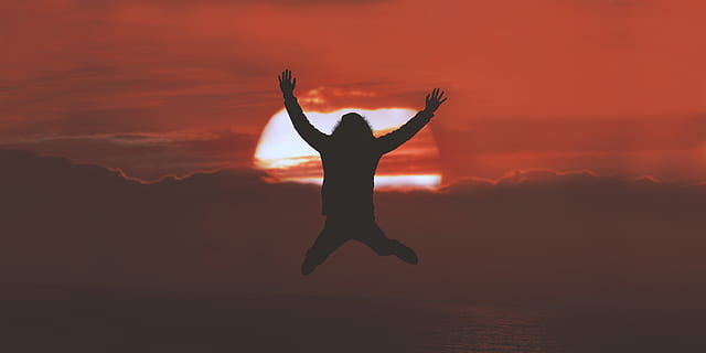 silhouet, persoon, jumpshot, zonsondergang, jumping, vlieg, zon, wolk, rood, springen, natuur, mensen, vrijheid, opgeheven armen, backlit, buitenshuis, uitgestrekte armen, hemel, geluk, een persoon, zonlicht, mannen, vreugde, geestelijkheid, levensstijlen, rustige scène, schemer, zomer, vrouw, volledige lengte, geen mensen, menselijke arm, wolk - lucht, lidmaat, echte mensen, schoonheid in de natuur, vrijetijdsbesteding, scenics - natuur, Oranje kleur, menselijke ledemaat, 8K, CC0, publiek domein, royaltyvrij