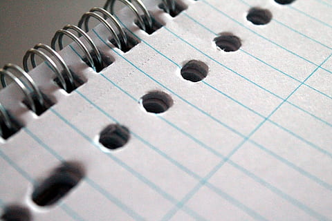 schließen, Fotografie, Spiralnote, Notizblock, Papier-, Schreiben, Studie, Bericht, dokumentieren, Seite, Büro, Notizbuch, Briefpapier, Nahansicht, keine Leute, Kunst, Kultur und Unterhaltung, Musik-, Musikinstrument, drinnen, Saiteninstrument, Studioaufnahme, Musikausrüstung, Vollbild, Stillleben, Harmonie, Metall, in einer Reihe, Hintergründe, extreme Nahaufnahme, selektiver Fokus, einzelnes Objekt, Notenblätter, stehlen, Legierung, 4K, CC0, gemeinfrei, lizenzfrei