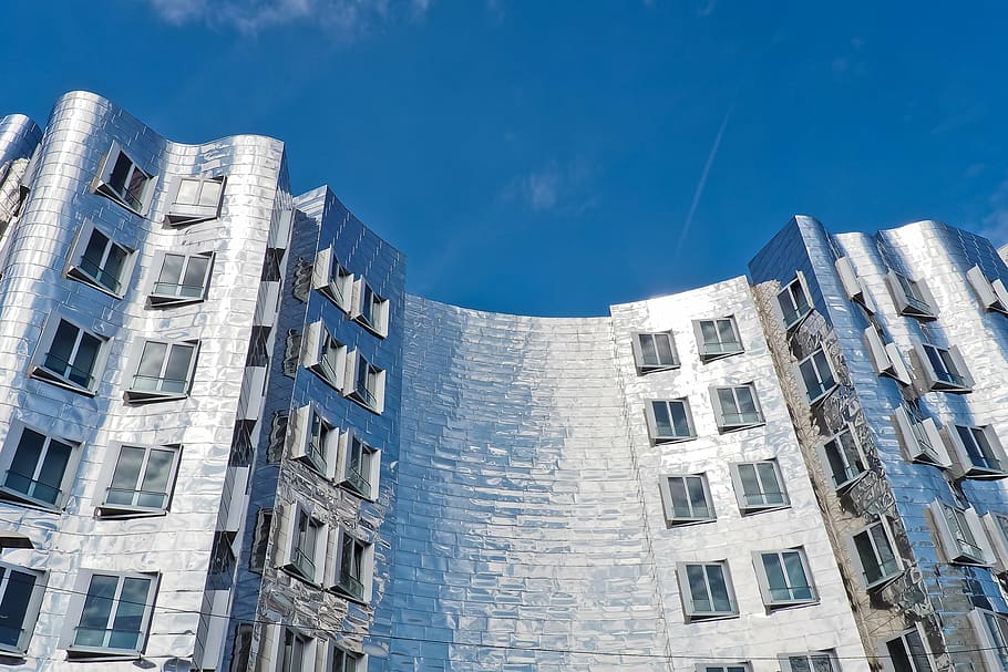 arquitectura, modern, edifici, gratacels, vidre, casa, façana, resum, düsseldorf, finestra, edifici d'oficines, ciutat, urbà, arquitectura moderna, frontal de vidre, façana de vidre, lichtspiel, reflexió, edificis gehry, gehry, port de mitjans de comunicació, exterior de l'edifici, blau, cap gent, a l'aire lliure, apartament, dia, cel, estructura construïda, barri residencial, naturalesa, indústria, vista d’angle baix, llum solar, història, industria de la construcció, vida de ciutat, 4K