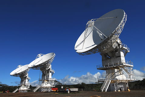 fotografia, bianca, ricevitore satellitare, blu, cielo, giorno, cielo blu, tempo, nuvole, al di fuori, sistema di obiettivi dell'utente mobile, Wahiawa, Hawaii, comunicazioni, attrezzatura, soleggiato, grande, tecnologia, antenna parabolica, tecnologia wireless, apparecchiature di telecomunicazione, comunicazione, comunicazioni globali, radiotelescopio, antenna - aerea, emittente, torre delle comunicazioni, Internet, radar, dati, connessione, Radio, mezzo di informazione, telescopio di astronomia, vasellame, scienza, parabola, tecnologia di comunicazione, telefono, nessuno, industria, all'aperto, natura, Inquadratura dal basso, struttura costruita, architettura, cielo sereno, satellitare, mezzi di trasporto, metallo, Torre, luce del sole, 4K