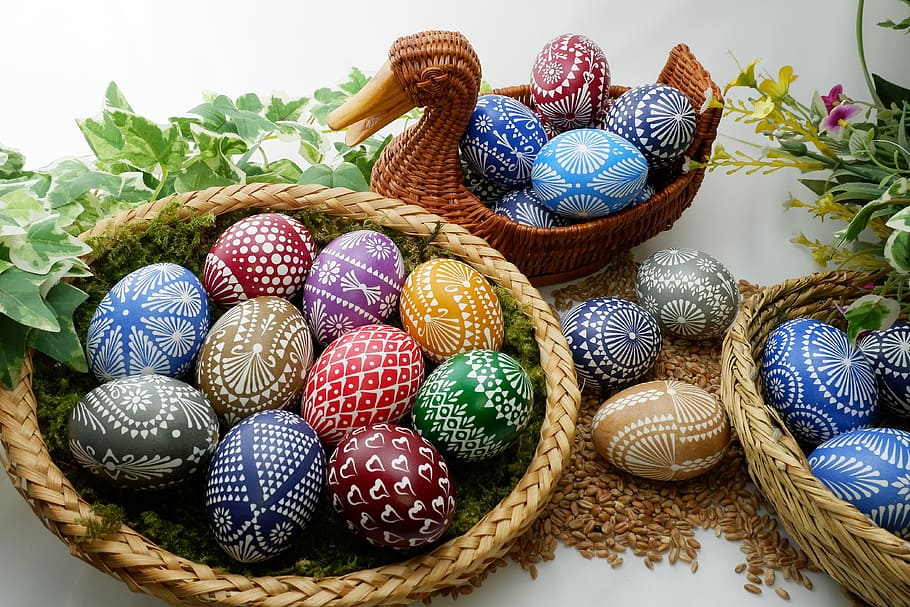 lot d’ous de Pasqua, ous de Pasqua sorbics, ous de Pasqua, ou de Pasqua, decoració de pasqua, tècnica de cera, Feliç Pasqua, primavera, ous pintats, costums, colorit, ou de sorra de Pasqua, decoracions de pasqua, ous de pollastre, menjar, multicolor, Pasqua, menjar i beguda, natura morta, ou, cap gent, celebració, cistella, festa, vacances - esdeveniment, art i artesania, elecció, menjar dolç, variació, vista d’angle alt, decoració, a l'interior, temptació, 4K