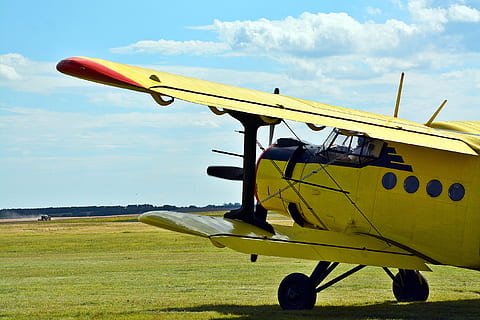 flyvende, gul, himmel, fly, luftfartøj, propel, transportmidler, biplan, flyvinger, transportform, natur, græs, jord, sky - himmel, rejse, dag, Mark, plante, ingen mennesker, udendørs, lufthavn, miljø, privatfly, luftfartsindustrien, 2K, CC0, offentligt domæne, royaltyfrie