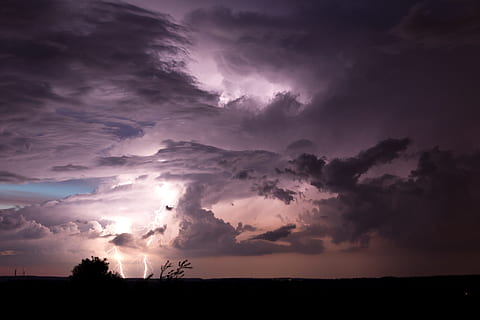 Schattenbildfoto, Blitz, Natur, Himmel, Gewitter, Lampenschirm, Nacht-, eine Gewitterzelle, Lichtblitz, Atmosphäre, Wetter, Sturm, nach vorne, Wolkengebilde, dramatisch, bedrohlich, Sturmjagd, Bayern, wolke - himmel, Schönheit in der Natur, Szenen - Natur, Silhouette, ruhige Szene, Ruhe, Umgebung, Landschaft, Dramatischer Himmel, Sonnenuntergang, bedeckt, Sturmwolke, Dämmerung, keine Leute, dunkel, draußen, Kraft in der Natur, lila, 4K, CC0, gemeinfrei, lizenzfrei