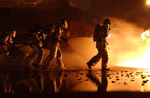 foto, quatro, bombeiro, Treinamento, viver, fogo, controlada, protecção, perigo, equipamento, capacete, trabalho, prática, segurança, serviço, comprimento total, de pé, noite, ardente, chama, fogo - fenômeno natural, adulto, natureza, sinal de aviso, agua, silhueta, placa, comunicação, militares, homens, pessoas, forças Armadas, fumaça - estrutura física, adulto jovem, governo, uniforme, 1080P, CC0, domínio público, royalty free