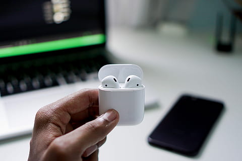 osoba, hospodářství, bezdrátový, špunty, nabíjení, případ, bílý, jabloní, iphone, Bluetooth, airpod, jablko, technologie, bezdrátové technologie, lidské ruky, sdělení, část lidského těla, počítač, spojení, ruka, jedna osoba, Internet, přenosné informační zařízení, laptop, počítačové vybavení, počítačová síť, chytrý telefon, uvnitř, prst, mobilní telefon, umělecká kultura a zábava, pomocí přenosného počítače, klávesnice, 2K, CC0, veřejná doména, bez autorských práv