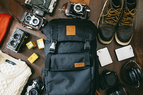foto ad alto angolo, nero, Borsa, accanto, macchine fotografiche, portatile, HDD, stivali stringati in pelle, zaino, paio, scarpe da ginnastica, Marrone, pavimento, flatlay, telecamera, in casa, vista dall'alto, direttamente sopra, grande gruppo di oggetti, natura morta, tecnologia, nessuno, viaggio, preparativi, variazione, capi di abbigliamento, giorno, avvicinamento, scelta, comunicazione, macchina fotografica - attrezzatura fotografica, temi fotografici, preparazione, jeans, pelle, 4K, CC0, dominio pubblico, privo di copyright