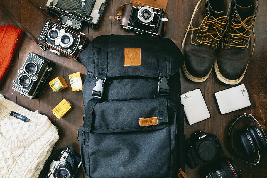 foto ad alto angolo, nero, Borsa, accanto, macchine fotografiche, portatile, HDD, stivali stringati in pelle, zaino, paio, scarpe da ginnastica, Marrone, pavimento, flatlay, telecamera, in casa, vista dall'alto, direttamente sopra, grande gruppo di oggetti, natura morta, tecnologia, nessuno, viaggio, preparativi, variazione, capi di abbigliamento, giorno, avvicinamento, scelta, comunicazione, macchina fotografica - attrezzatura fotografica, temi fotografici, preparazione, jeans, pelle, 4K