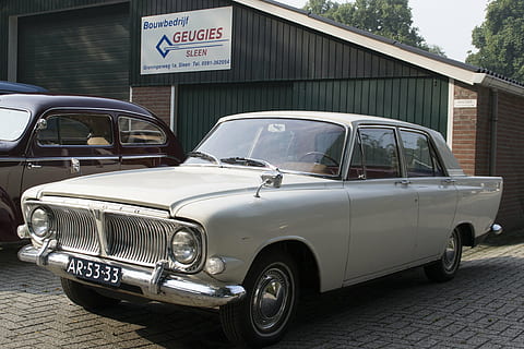 vánek, brod, oldtimer, klasický, automobilového průmyslu, veteránů, staré auto, doprava, auto, stylový, motorové vozidlo, způsob dopravy, přeprava, retro stylu, Historické auto, pozemního vozidla, architektura, den, ulice, město, exteriér budovy, stavba, starý, text, venku, nikdo, západní skript, čelní sklo, garáž, 4K, CC0, veřejná doména, bez autorských práv