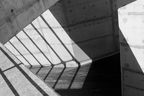 muro de hormigón blanco, blanco, hormigón, pared, en blanco y negro, arquitectura, escena urbana, resumen, monocromo, arquitectura y edificios, escalera, adentro, nadie, estructura construida, moderno, punto de fuga, sombra, puente - estructura hecha por el hombre, día, luz del sol, barandilla, pared - característica de la construcción, naturaleza, vista de alto ángulo, metal, edificio, escalones y escaleras, modelo, puente, columna arquitectonica, centrarse en la sombra, debajo, 4K, CC0, dominio público, libre de derechos