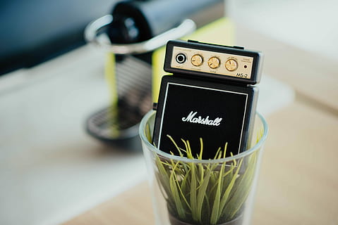 negro, marshall, eléctrico, componente de guitarra, efecto de guitarra marshall, claro, vaso, tecnología, comunicación, centrarse en primer plano, de cerca, nadie, equipo, adentro, temas de fotografia, tecnología inalámbrica, camara - equipo fotografico, mesa, texto, comida y bebida, cultura de las artes y entretenimiento, música, naturaleza muerta, vista de alto ángulo, escritura occidental, teléfono inteligente, teléfono móvil, 5K, CC0, dominio público, libre de derechos
