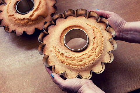 backe, steun, cake, keuken-, menselijke hand, hand-, menselijk lichaamsdeel, voedsel, bezit, eten en drinken, gebakken, zoet eten, een persoon, toetje, versheid, drinken, zoet, detailopname, menselijke vinger, vinger, tafel, hoge hoekmening, onherkenbaar persoon, 4K, CC0, publiek domein, royaltyvrij