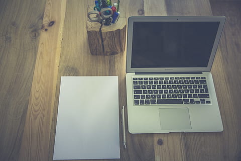 fliegen, legen, Fotografie, MacBook Air, Weiß, Druckerpapier, Computer, Büro, Schreibtisch, Arbeit, Arbeitsplatz, Laptop, Beruf, Geschäft, Tastatur, Monitor, Apfel, Computerzubehör, Grafikdesign, Design, Stil, Holz Schreibtisch, Jahrgang, retro, Technologie, kabellose Technologie, Tabelle, Verbindung, Kommunikation, Holz - Material, tragbares Informationsgerät, High Angle View, drinnen, keine Leute, Stillleben, leer, Computerausrüstung, Bildschirm, Möbel, Reflexion, Papier-, 5K, CC0, gemeinfrei, lizenzfrei