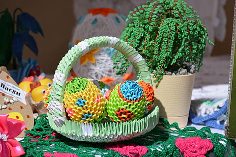 origami, cucito, uova di Pasqua, Pasqua, vacanza, primavera, fatto a mano, cultura russa, in casa, multicolore, nessuno, lana, avvicinamento, giorno, natura morta, celebrazione, creatività, arte e artigianato, tavolo, cibo, cibo e bevande, freschezza, cestino, concentrarsi sulle conoscenze acquisite, cibo dolce, colore verde, decorazione, contenitore, pianta, indulgenza, tentazione, 5K, CC0, dominio pubblico, privo di copyright