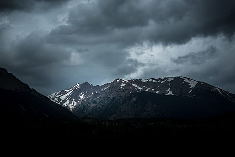 hvid, sort, bjerg, overskyet, himmel, dagtimerne, mørk, skyer, cumulus skyer, Sky, grå, natur, bjergkæde, scenics, landskab, sne, sky - himmel, bjergtop, udendørs, ingen mennesker, cloudscape, storm, vejr, scenics - natur, miljø, kold temperatur, skønhed i naturen, vinter, snedækket bjerg, rolig scene, storm sky, ro, ildevarslende, 5K, CC0, offentligt domæne, royaltyfrie