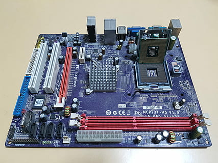 pc, Computer, Tafel, Technologie, Leiterplatte, Computerchip, Elektronik-Industrie, elektrische Komponente, Nahansicht, Hauptplatine, Computerteil, Ausrüstung, elektrische Ausrüstung, Makro, Halbleiter, Kondensator, Teil von, Zentralprozessor, Komplexität, keine Leute, farbiger Hintergrund, High Angle View, Stillleben, drinnen, Industrie, Verbindung, Maschinen, große gruppe von gegenständen, Steuerung, Tabelle, Kunst, Kultur und Unterhaltung, Arbeitsgerät, silberfarben, 4K, CC0, gemeinfrei, lizenzfrei