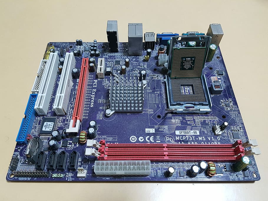 PC, ordinador, pissarra, tecnologia, targeta de circuits, xip d’ordinador, indústria electrònica, component elèctric, primer pla, placa base, part de l’ordinador, equipament, equipament elèctric, macro, semiconductor, condensador, part de, CPU, complexitat, cap gent, fons de colors, vista d’angle alt, natura morta, a l'interior, indústria, connexió, maquinària, gran grup d'objectes, control, taula, cultura i entreteniment artístic, eina de treball, color plata, 4K