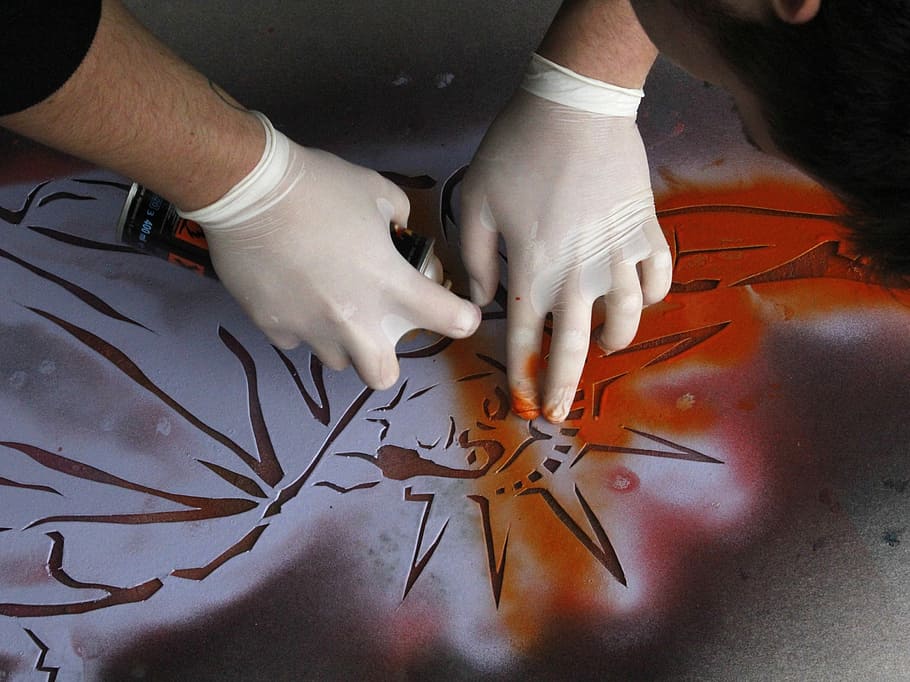 Malerei, Hände, Vorlage, trafaret, sprühen, Freiheitsstatue, ny, Vereinigte Staaten von Amerika, die Silhouette, menschliche Hand, menschliches Körperteil, drinnen, Nur ein Mann, eine Person, Menschen, Hand, echte Menschen, High Angle View, Kunst und Handwerk, Nahansicht, Körperteil, Darstellung, Freizeitbeschäftigung, Kreativität, halten, Männer, Finger, menschlicher Finger, Tabelle, 2K