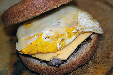 Ei, Sandwich, Dinkel, Brot, hausgemacht, Käse, schweizerisch, amerikanisch, Granit, Teller, Brunch, Frühstück, Mittagessen, getoastet, Ernährung, Lebensmittel, Essen und Trinken, Nahansicht, Mahlzeit, Frische, drinnen, fertig für den Verzehr, keine Leute, Eigelb, Fleisch, Milchprodukt, gesundes Essen, Spiegelei, Stillleben, Wohlbefinden, Snack, Sonnenseite nach oben, Versuchung, 4K, CC0, gemeinfrei, lizenzfrei