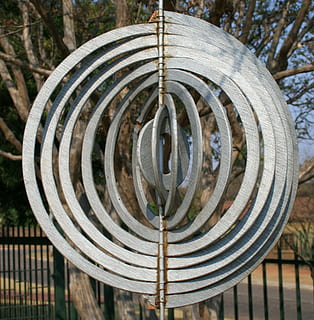 Spiral-, Ringe, Frühling, kreisförmig, konzentrisch, verdrehte, weiches Silber, schwankt der Wind, abstrakt, Muster, Metall, Geometrische Figur, Kreis, die Architektur, Nahansicht, keine Leute, gestalten, Tag, Design, Kunst und Handwerk, Fokus auf den Vordergrund, draußen, gebaute Struktur, Natur, Kreativität, Holz - Material, Kunst, Sicherheit, Schmiedeeisen, 1080P, CC0, gemeinfrei, lizenzfrei