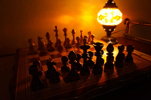 escacs, llum, pensar, estratègia, Una peça d'escacs, jocs d’oci, Tauler d'escacs, a l'interior, joc, joc de taula, cap gent, relaxació, il·luminat, activitat d'oci, primer pla, cultura i entreteniment artístic, peó - peça d’escacs, gran grup d'objectes, equips d’il·luminació, competició, natura morta, cavaller - peça d’escacs, reina - peça d 'escacs, rei - escacs, llum elèctrica, 4K, CC0, domini públic, lliure de regalies