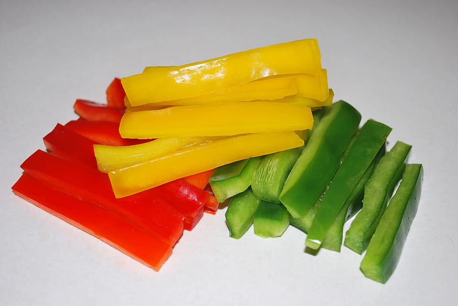 rodanxes, pebrots, vegetals, immersió, menjar i beguda, menjar, a l'interior, natura morta, primer pla, frescor, cap gent, tir de l'estudi, groc, alimentació saludable, pebre, color verd, vista d’angle alt, benestar, pebrot, multicolor, fons blanc, tall, vermell, picat, temptació, 4K