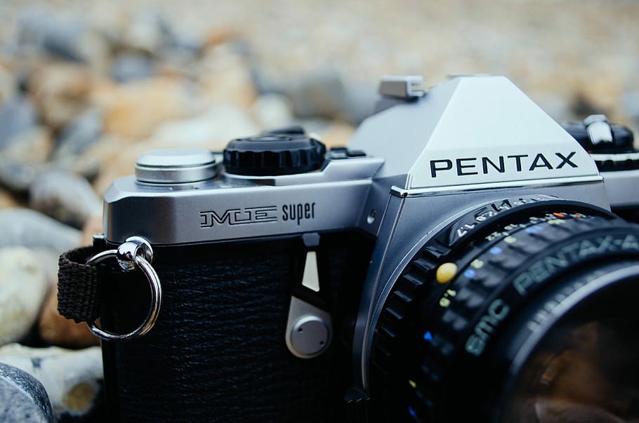 schwarz, Silber Pentax SLR-Kamera, ausgewählt, Foto fokussieren fo, grau, Pentax Bridge-Kamera, Kamera, Pentax, Linse, Kieselsteine, Strand, Felsen, Steine, Fotografie, Foto, Kieselstein, Leder, Metall, alt, 35mm, mm, Technologie, Kamera - Fotoausrüstung, Fotografie-Themen, Nahansicht, Objektiv - optisches Instrument, Fokus auf den Vordergrund, selektiver Fokus, Fotoausrüstung, Digitalkamera, Text, Nummer, keine Leute, Filmindustrie, Kunst, Kultur und Unterhaltung, schwarze Farbe, Kommunikation, drinnen, westliche Schrift, Spiegelreflexkamera, 4K
