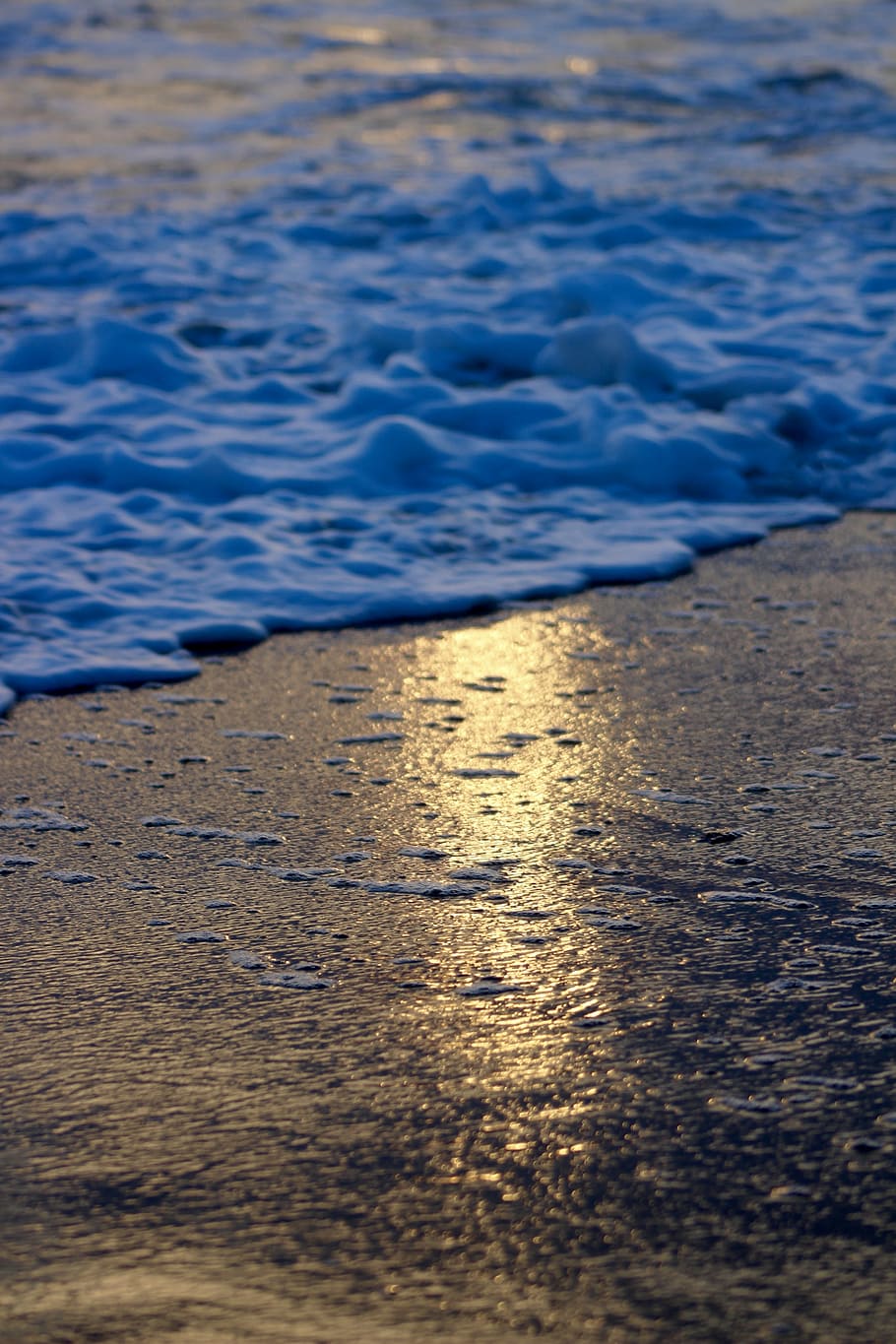 sole, spiaggia, onda, mare, sabbia, tramonto, riflessione, onde, natura, sole steso, sera, tramonto della natura, crepuscolo, paesaggio, luce, arancia, contrasto, provence, oceano, Francia, marea, marittimo, riva, rilassamento, acqua, paesaggio marino, bassa marea, vacanza, nessuno, all'aperto, increspato, luce del sole, giorno, terra, bellezza nella natura, la tranquillità, blu, movimento, vista dall'alto, messa a fuoco selettiva, sport acquatico, 5K