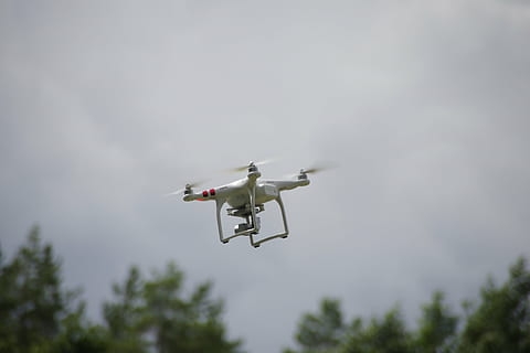 drone, flyvende, teknologi, bevægelse, køretøj, luftfartøj, militær, helikopter, fly, himmel, luft, bevæbnede styrker, transportmidler, krig, transportform, Midt i luften, lav vinkel visning, overvågning, på farten, natur, ingen mennesker, sikkerhed, futuristisk, fotografering temaer, dag, udendørs, luftfartsindustrien, storebror - orwellske koncept, 4K, CC0, offentligt domæne, royaltyfrie