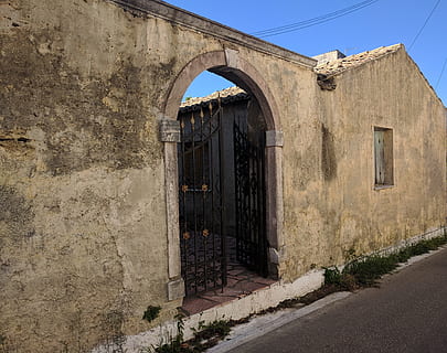 architektura, oblouk, starý, zeď, Řecko, corfu, vnější, Dům, vchod, fasáda, klenutý, stavba, exteriér budovy, budova, nikdo, den, dveře, Dějiny, minulost, okno, zvětralý, město, slunečního světla, Příroda, nástěnný prvek, nebe, venku, 2K, CC0, veřejná doména, bez autorských práv