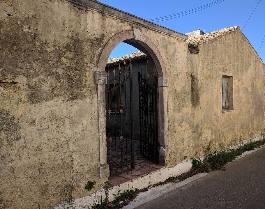 arquitectura, arc, vell, paret, Grècia, corfú, exterior, casa, entrada, façana, arquejat, estructura construïda, exterior de l'edifici, edifici, cap gent, dia, porta, història, el passat, finestra, resistent, ciutat, llum solar, naturalesa, funció de construcció de parets, cel, a l'aire lliure, 2K