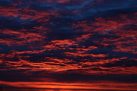 cel, posta de sol, núvols, resplendor, temps, ardent, romanç, cel de la nit, abendstimmung, vermell, blau, descans, núvol - cel, bellesa a la natura, cel dramàtic, escenics - natura, tranquil·litat, naturalesa, fons, cloudscape, cap gent, escena tranquil·la, atmosfera, medi ambient, idíl·lic, tempesta, nit, color taronja, a l'aire lliure, fosc, meteorologia, resum, fons abstractes, ominós, 5K, CC0, domini públic, lliure de regalies