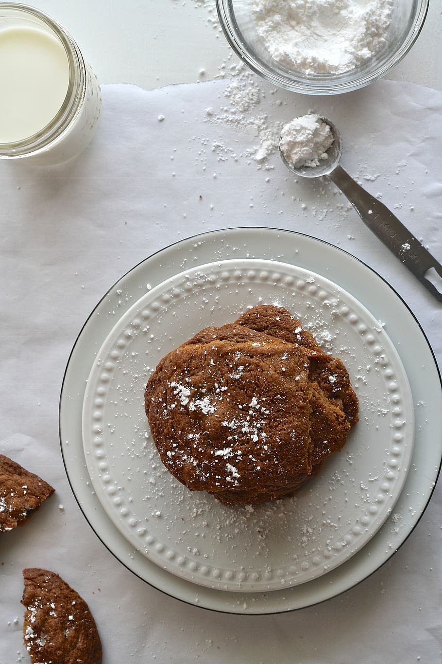 bagt, cookie, hvid, keramisk, underkop, småkager, mælk, mad, snack, chokolade, hjemmelavet, Chokoladesmåkager, sød, dessert, lækker, sukker, slapper af, nyder, spise, hjem, gourmet, Brun, indenlandske, køkken, køkken interiør, levende, bord, måleske, plade, kage, sødt mad, mad og drikke, indendørs, stilleben, friskhed, høj vinkel visning, klar til at spise, ingen mennesker, overbærenhed, beholder, tæt på, krukke, direkte over, brød, fristelse, flormelis, 4K