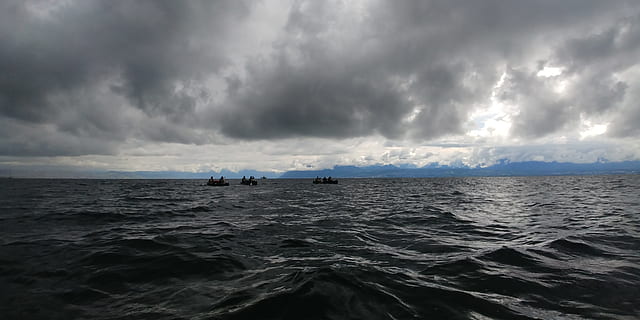 dramàtica, llac, temps, pluja, estúpid, aigua, mar, cel, tempesta, núvol - cel, bellesa a la natura, núvol de tempesta, medi ambient, escenics - natura, núvol, naturalesa, vaixell nàutic, horitzó sobre l’aigua, horitzó, moviment, cap gent, cel dramàtic, ominós, a l'aire lliure, poder a la natura, 4K, CC0, domini públic, lliure de regalies