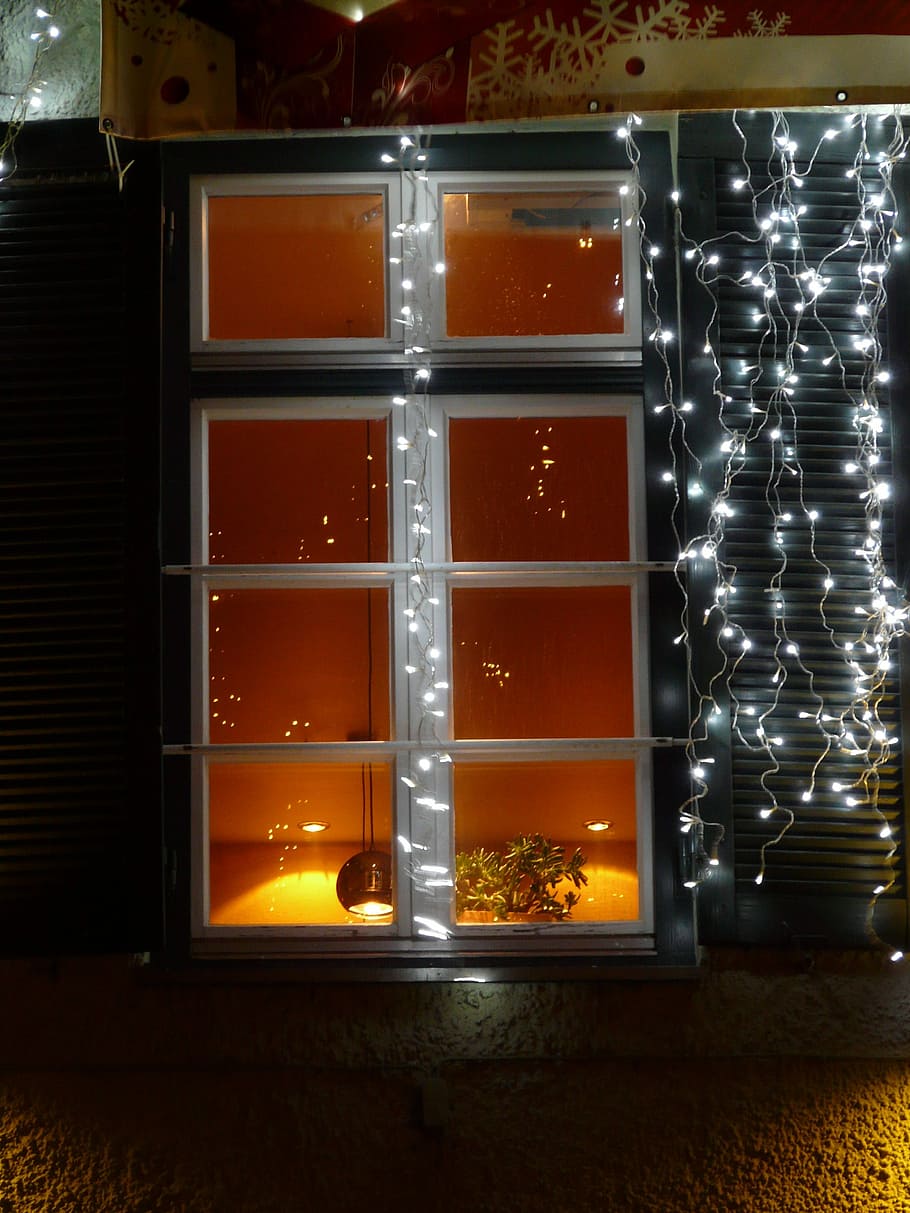 finestra, il·luminació, llum, lichterkette, infern, a l'interior, cap gent, interior de casa, il·luminat, nit, vidre - material, transparent, color taronja, arquitectura, estructura construïda, edifici, equips d’il·luminació, material de fusta, brillant, casa, decoració, vidre, 2K