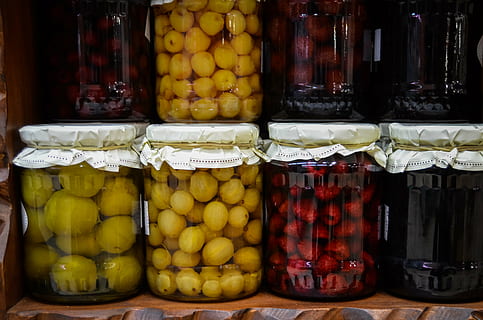 różnorodność, słoiki marynowane, kompot, preparaty, słoiki, owoc, dżem, naturalne jedzenie, jedzenie, eco, drink, świeżość, słoik, wybór, pojemnik, jedzenie i picie, zmiana, zdrowe odżywianie, na sprzedaż, sprzedaż, dobre samopoczucie, układ, obok siebie, przezroczysty, rynek, żadnych ludzi, warzywo, martwa natura, wewnątrz, wyświetlacz detaliczny, 4K, CC0, domena publiczna, darmowe zdjęcia