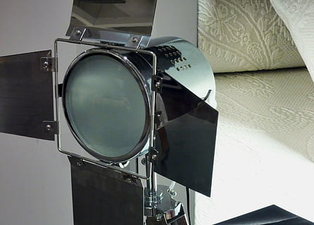 luce, lampada, luci, illuminazione, inferno, umore, individuare, faretti alogeni, temi fotografici, tecnologia, i media, industria cinematografica, illuminato, nessuno, avvicinamento, giorno, all'aperto, cultura artistica e intrattenimento, in casa, attrezzatura per l'illuminazione, musica, attrezzatura, studio, natura morta, vista frontale, in stile retrò, sicurezza, metallo, lampada elettrica, le riprese, videocamera domestica, 2K, CC0, dominio pubblico, privo di copyright