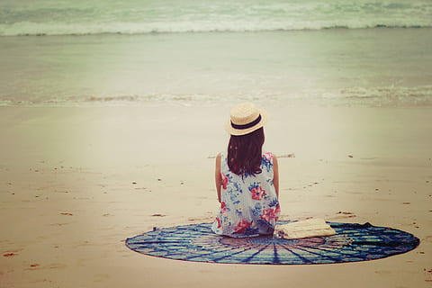 Frau, Weiß, Blau, Rosa, Blumen-, ärmellos, oben, Sitzung, runden, rot, Textil-, Strand, tagsüber, Frau in Weiß, Blau und rot, Meer, Urlaube, Sommer-, draußen, Menschen, Wasser, keine Leute, Tag, Nahansicht, Land, eine Person, Hut, Sand, Natur, Kleidung, echte Menschen, Mädchen, Schönheit in der Natur, Freizeitbeschäftigung, Lebensstile, Bewegung, Frisur, 1080P, CC0, gemeinfrei, lizenzfrei