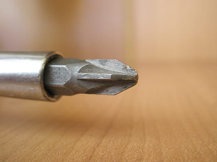 destornillador, herramienta, gris, adentro, metal, de cerca, nadie, copia espacio, solo objeto, conexión, centrarse en primer plano, arma, pistola, comunicación, color plateado, llave, Enchufe electrico, foto de estudio, mesa, aleación, cable USB, acero, agresión, 2K, CC0, dominio público, libre de derechos