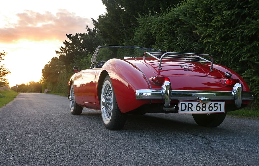 strada, alba, rosso, nuvole, asfalto, auto, automobile, vista posteriore, classico, convertibile, coupe, design, erba, lusso, brillante, stile, luci posteriori, sistema di trasporto, alberi, veicolo, ruote, mezzi di trasporto, modo di trasporto, veicolo a motore, veicolo terrestre, albero, pianta, nessuno, in stile retrò, natura, giorno, città, cielo, viaggio, macchina vintage, all'aperto, ruota, 4K